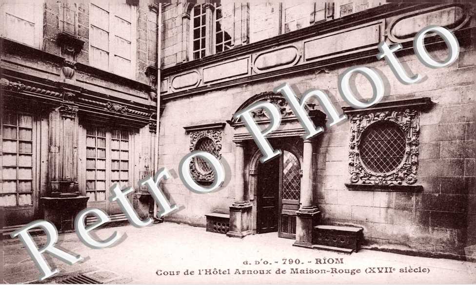 Cour de l'Hotel Arnoux de Maison Rouge