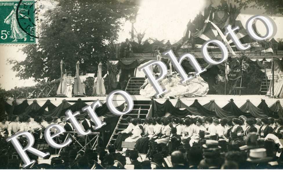 SPECTACLE danseuses sur un podium