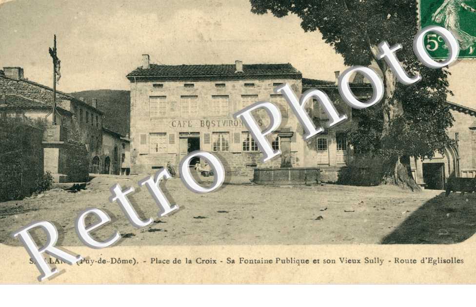 place de la Croix, sa fontaine publique et son vieux Sully, route d'Eglisolles