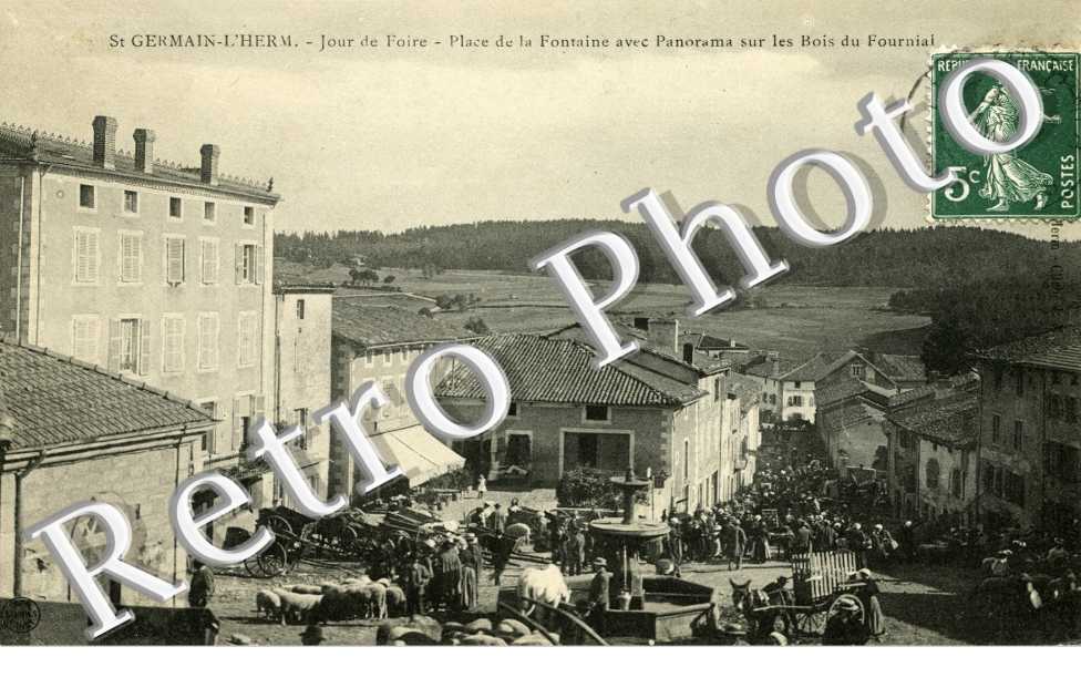Jour de foire - place de la fontaine avec panorama sur les bois du Fournial