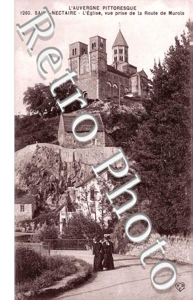 l'eglise, vue prise de la route de Murols