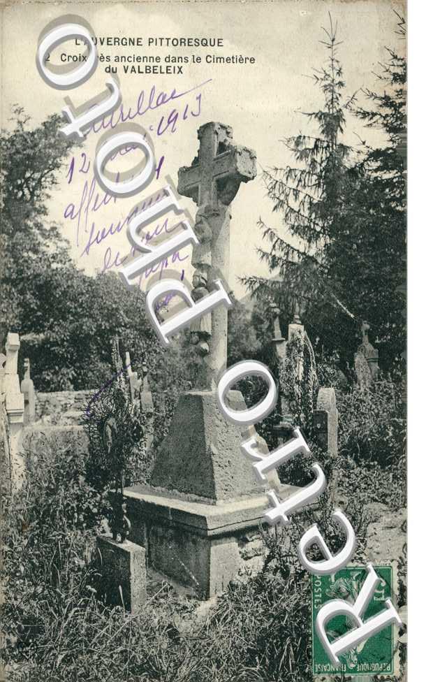 Croix ancienne dans le cimetière de valbeleix