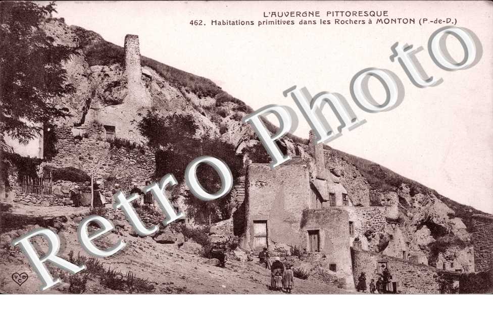 MONTON. Habitations Primitives dans les Rochers