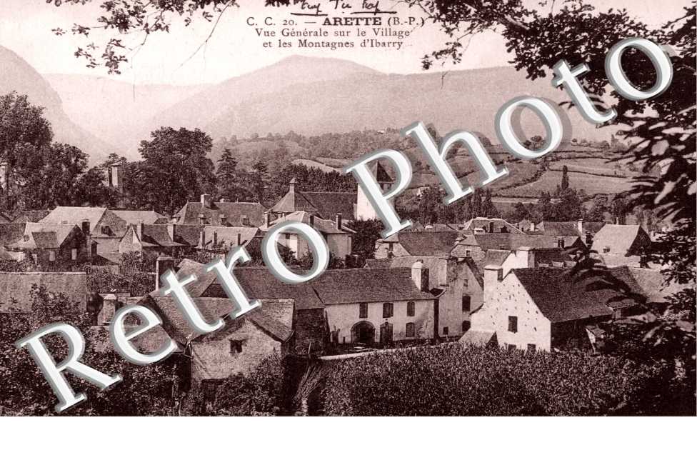 Vue generale sur le village et les montagnes d'Ibarry