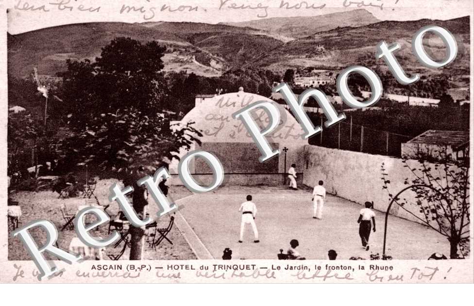 Hotel du Trinquet  Le jardin, le fronton, la Rhune