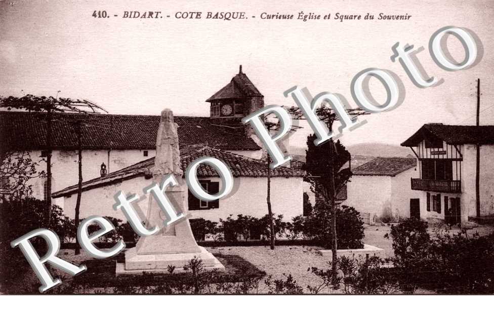 Curieuse Eglise et square du Souvenir