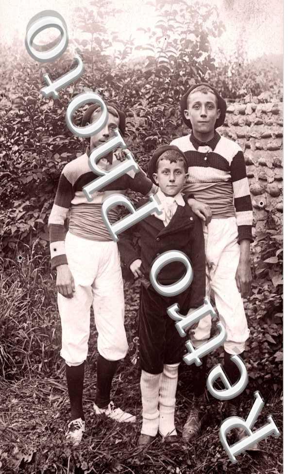 trois ados en costume traditionnel