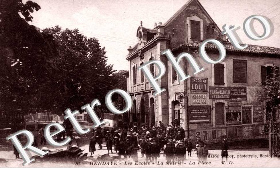 Les ecoles - la mairie - la place