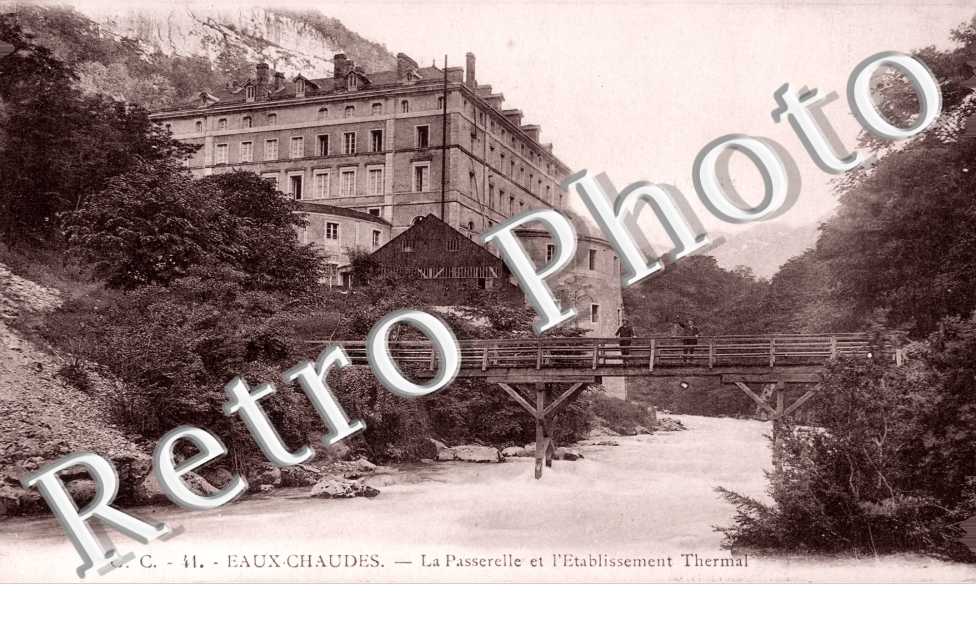 Eaux-Chaudes -  la passerelle et l'etablissement Thermal
