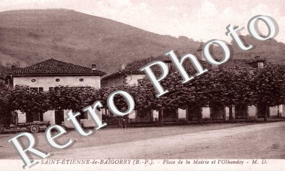 Place de la mairie et l'Olhandoy