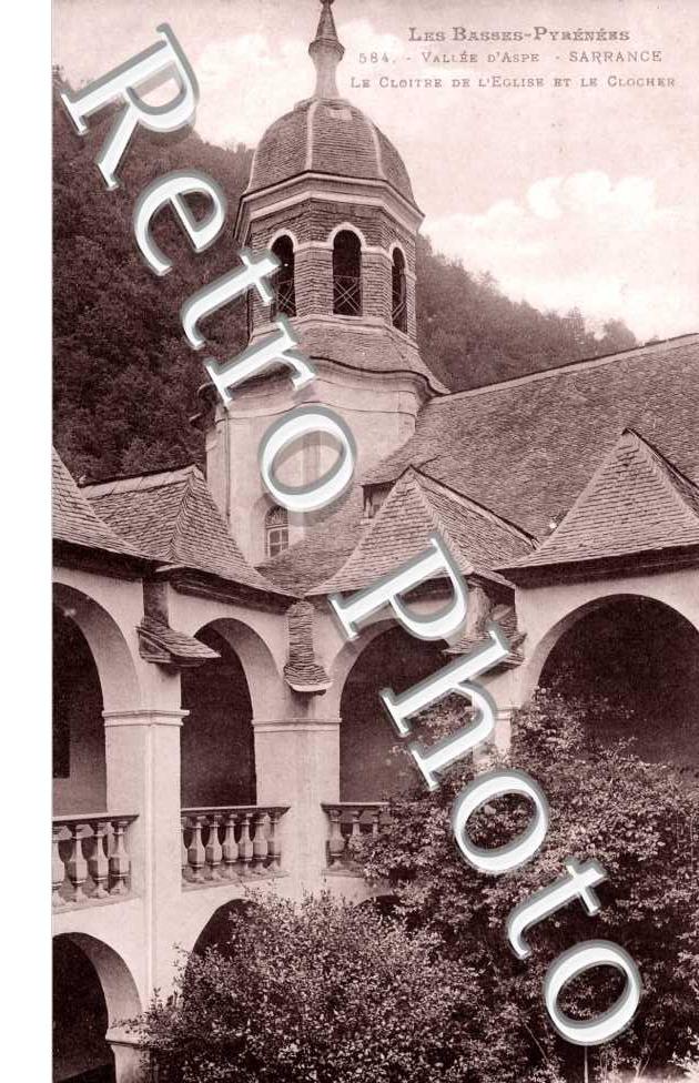 Le cloitre  de l'eglise et le clocher