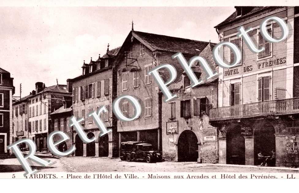 Place de l'Hotel de Ville, Maisons aux arcades et Hotel des Pyrenees