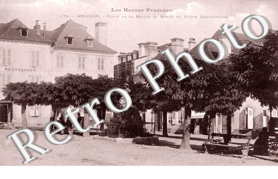 la Place de la Mairie et Buste du Poete Despourrins