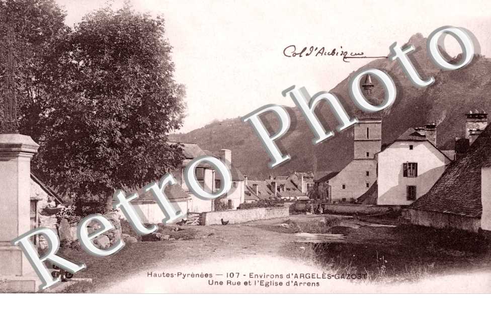 Une Rue et l'Eglise d'Arrens