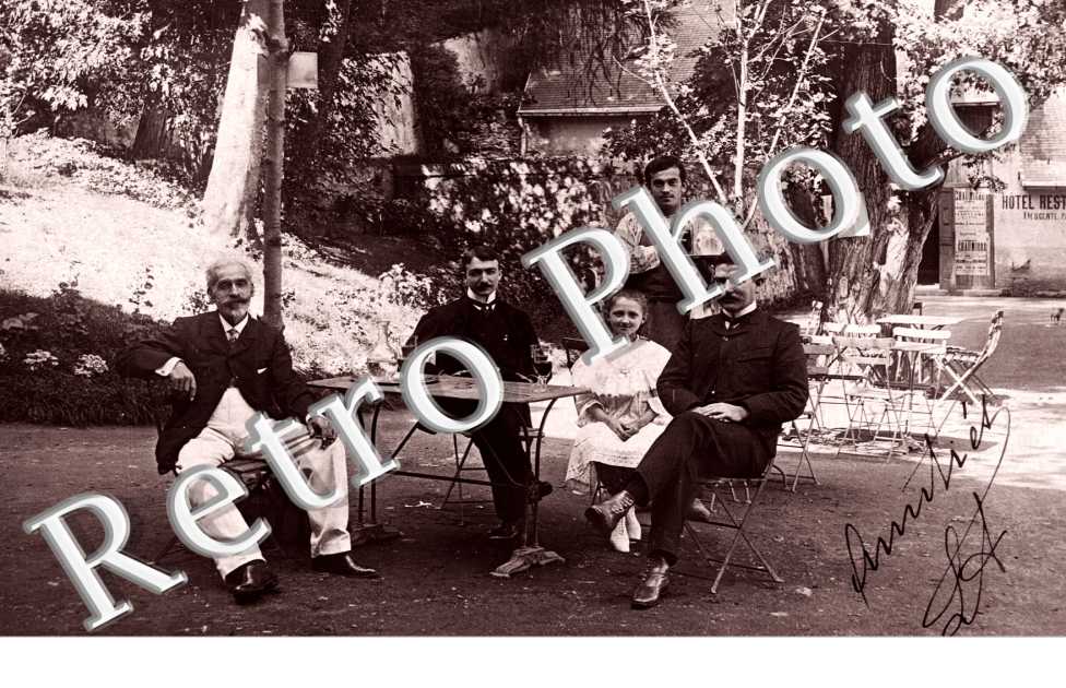 (une famille sur une terrasse de cafe)