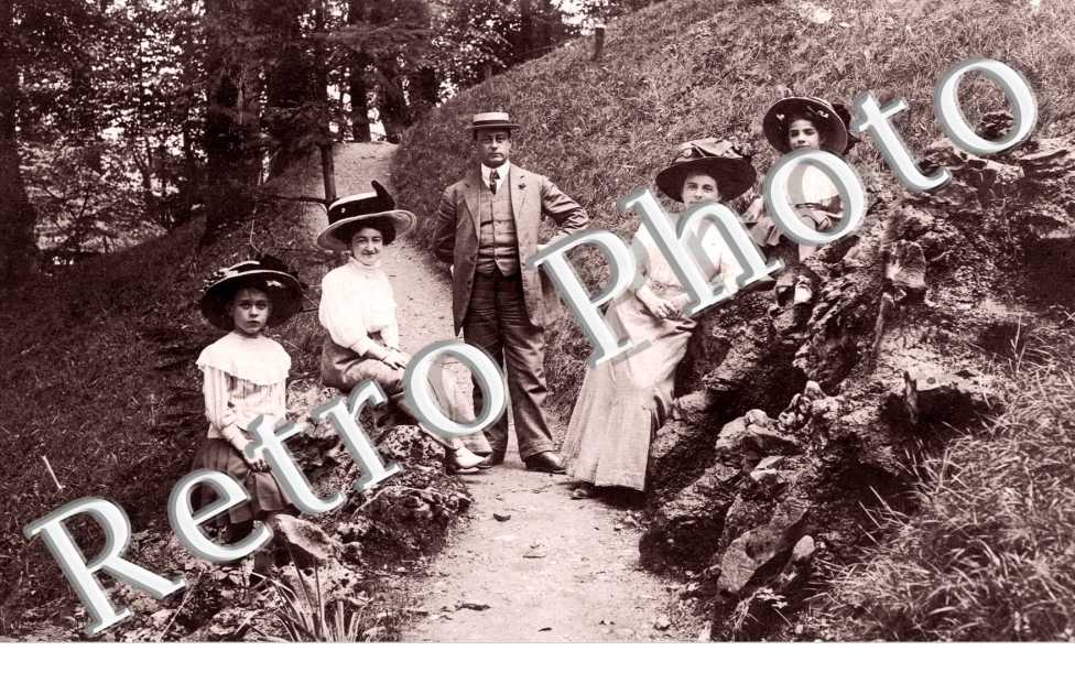 (une famille sur une chemin de foret)