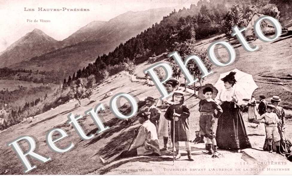 Touristes devant l'Auberge de la Reine Hortense