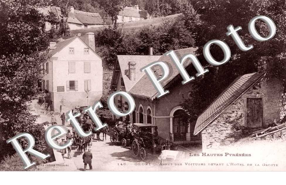 Arret des voitures devant l'hotel de la grotte