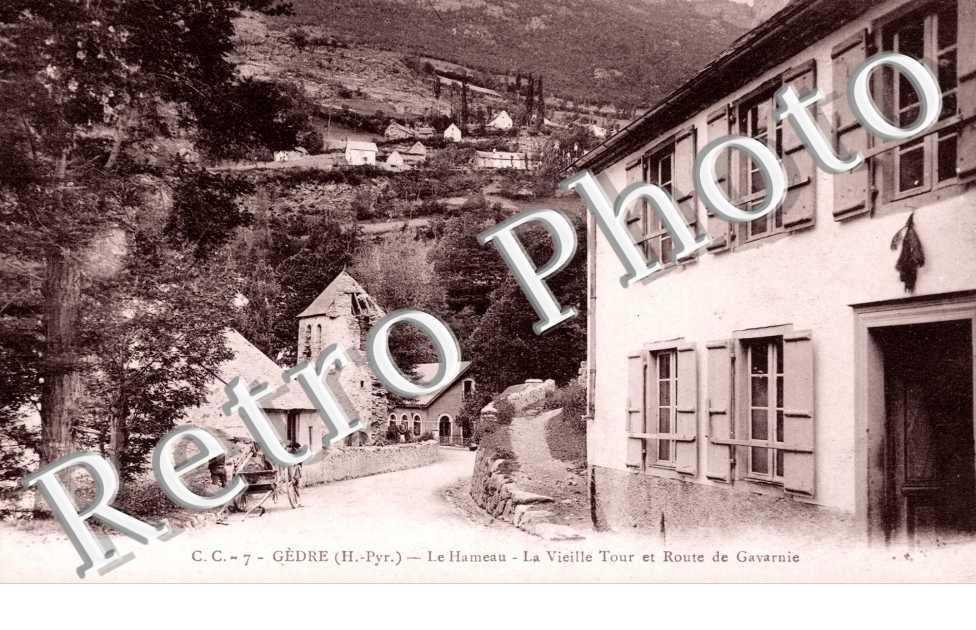 Le hameau - la vieille tour et route de Gavarnie