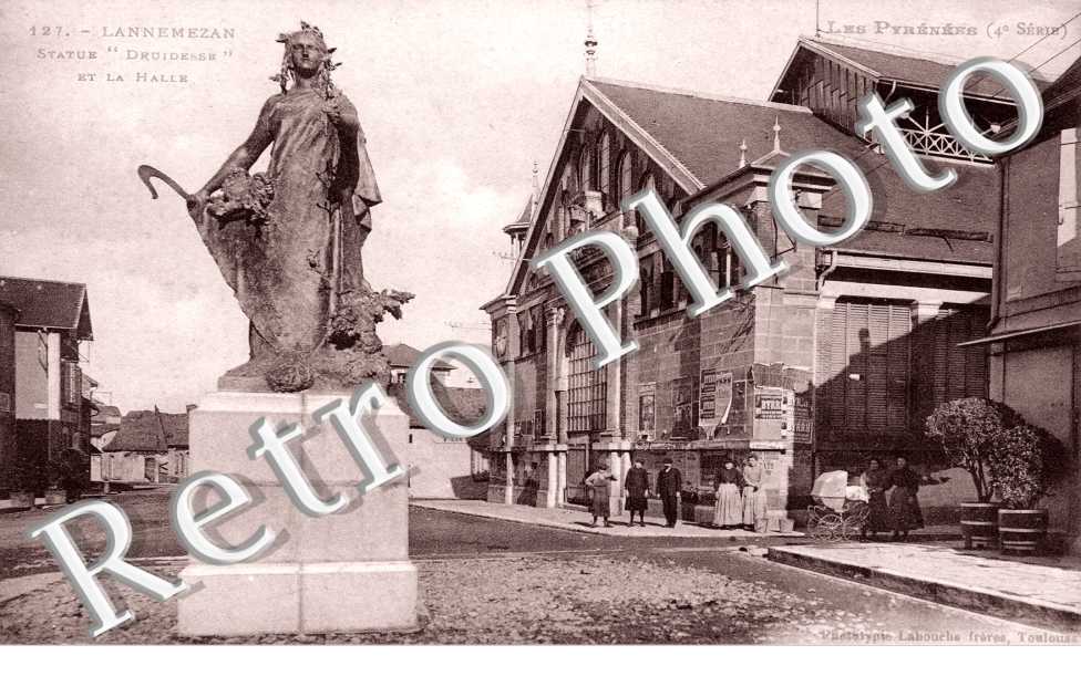 Statue "Druidesse" et la Halle