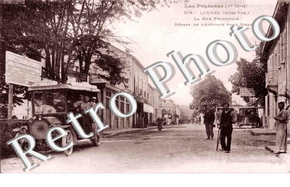 La rue principale - depart de l'autobus pour Siradan