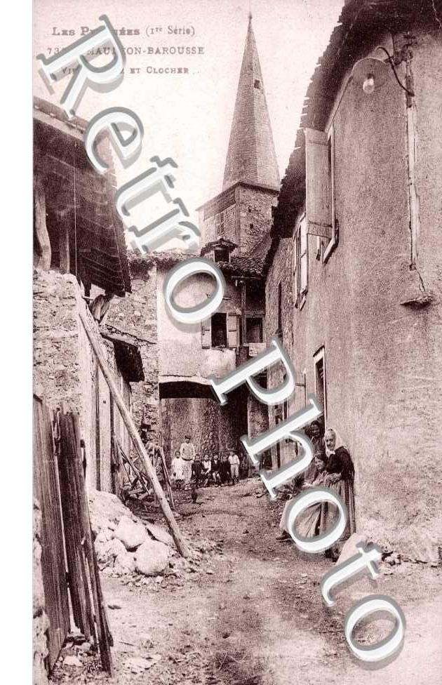 Vieille rue et clocher