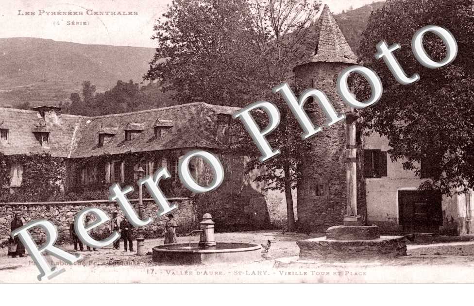 Vieille tour et place
