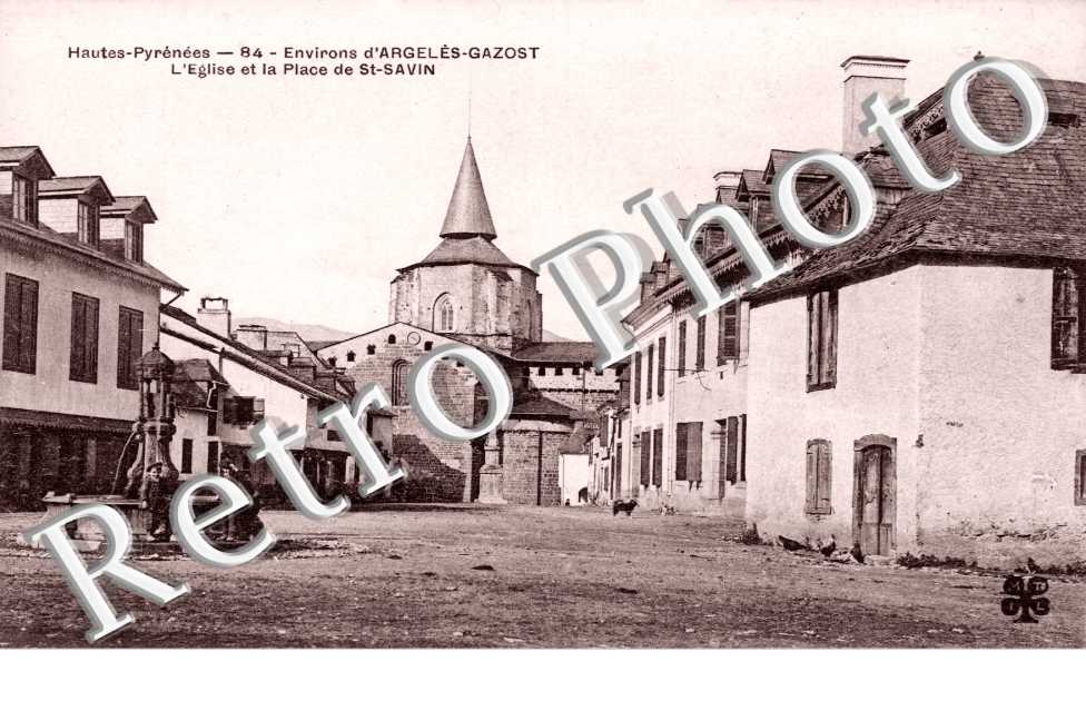 L'eglise et la place de Saint-Savin