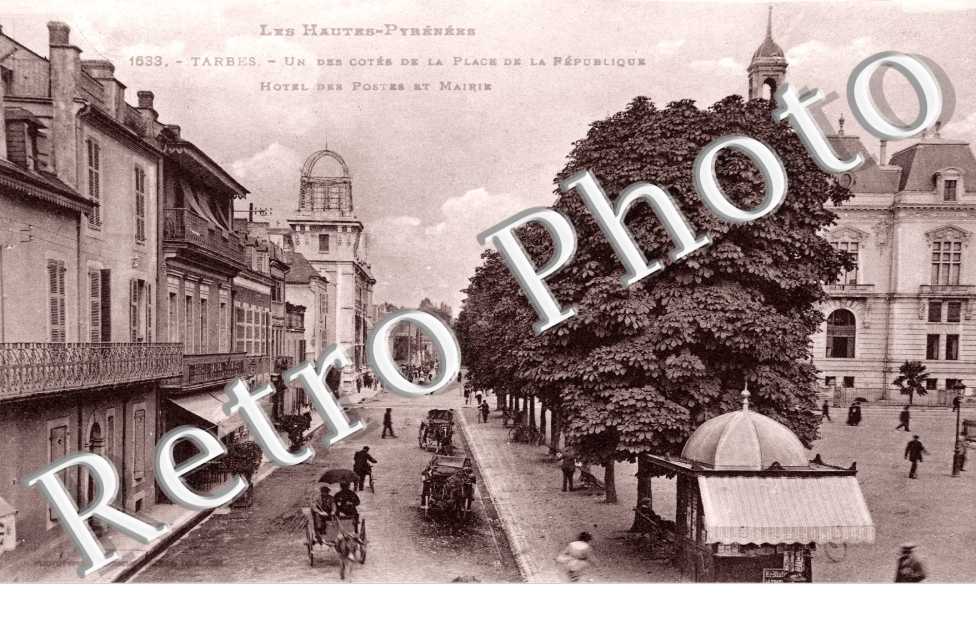 la Place de la Republique, l'Hotel des Postes et la Mairie