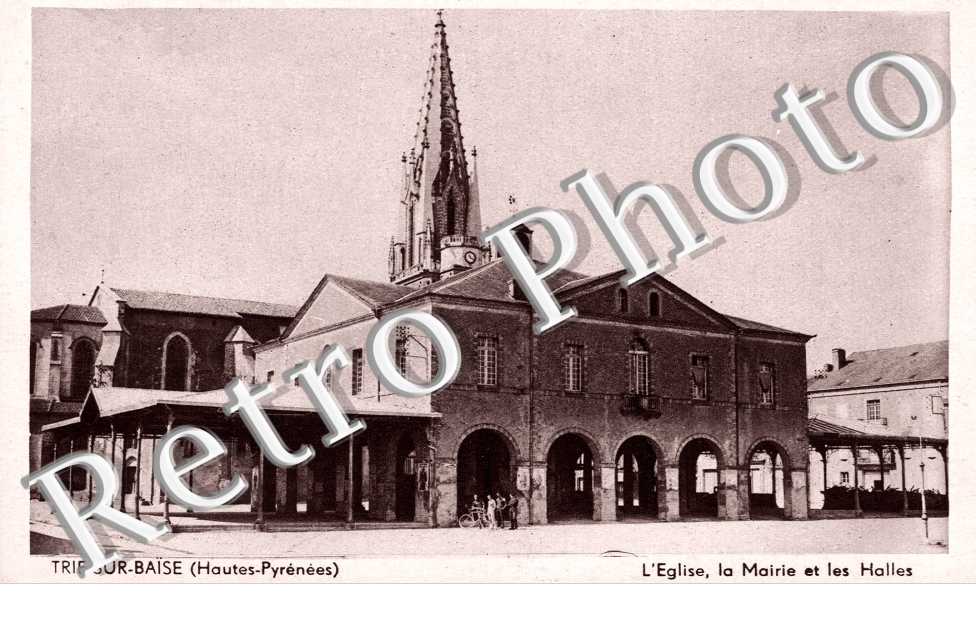 l'eglise, la mairie et les halles