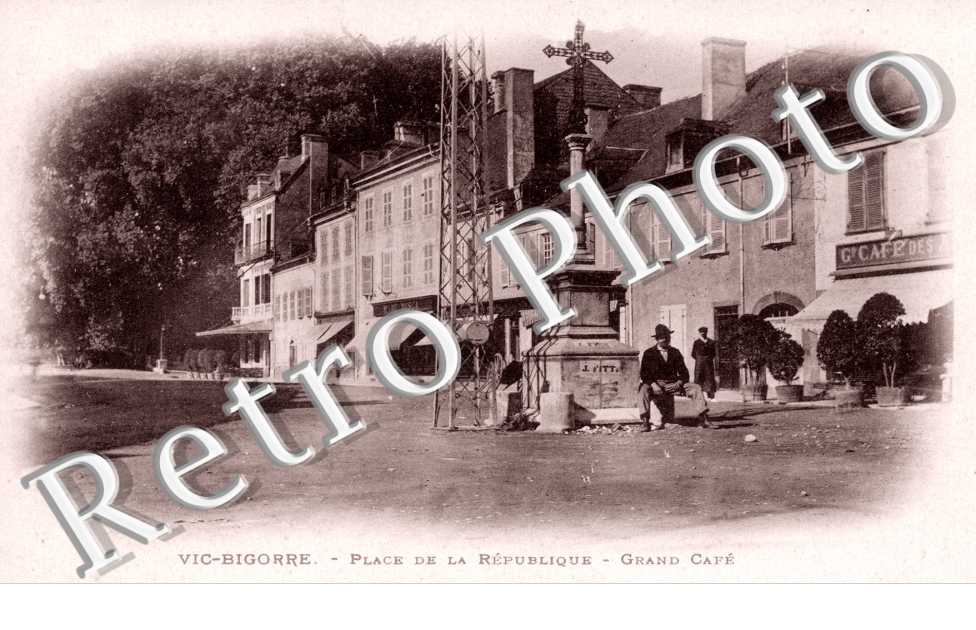 Place de la Republique - garnd cafe