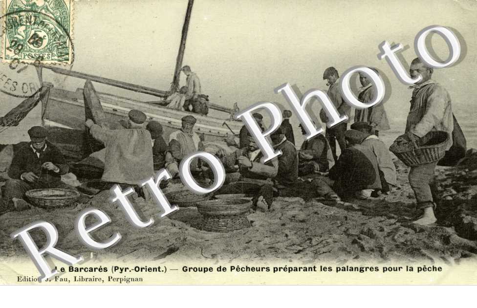 Groupe de pecheurs preparant les palangres pour la peche