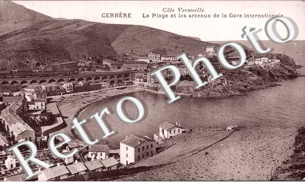 la plage et les arceaux de la gare internationale