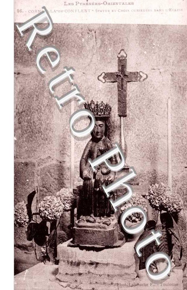 statue et croix curieuse dans l'eglise