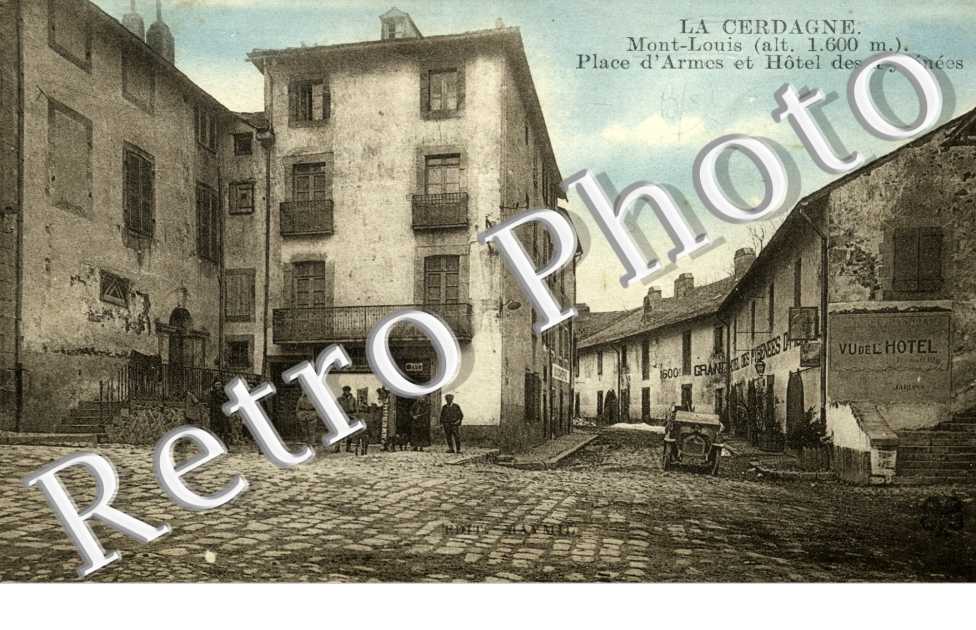 place d'armes et hotel des Pyrenees