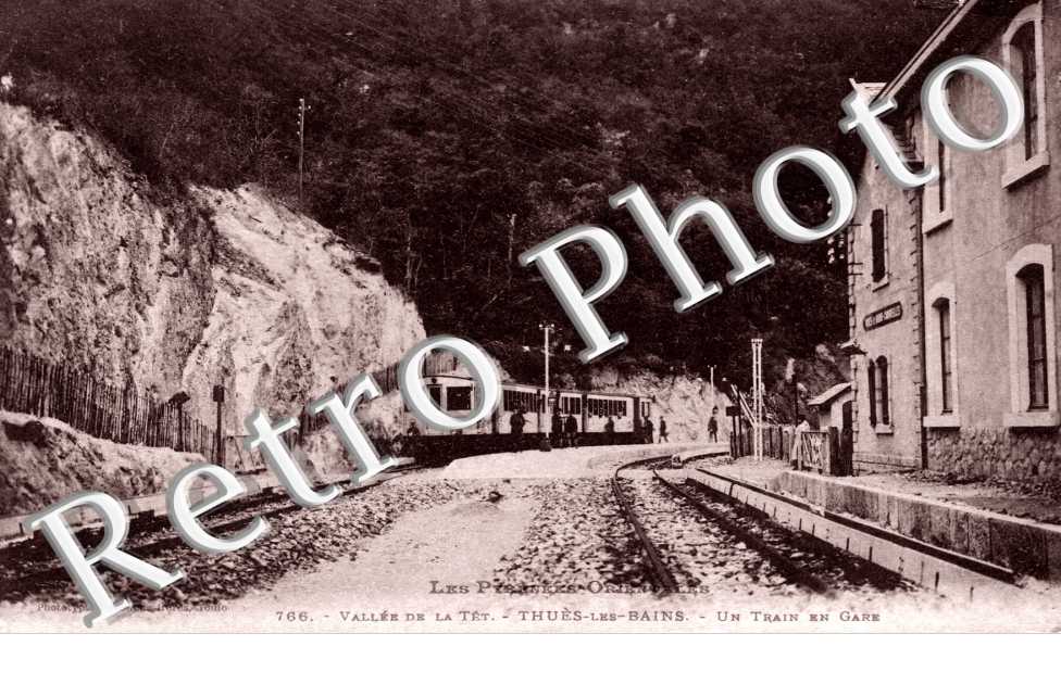 Vallee de la Tet  -  Thues-les-Bains  -  un train en gare