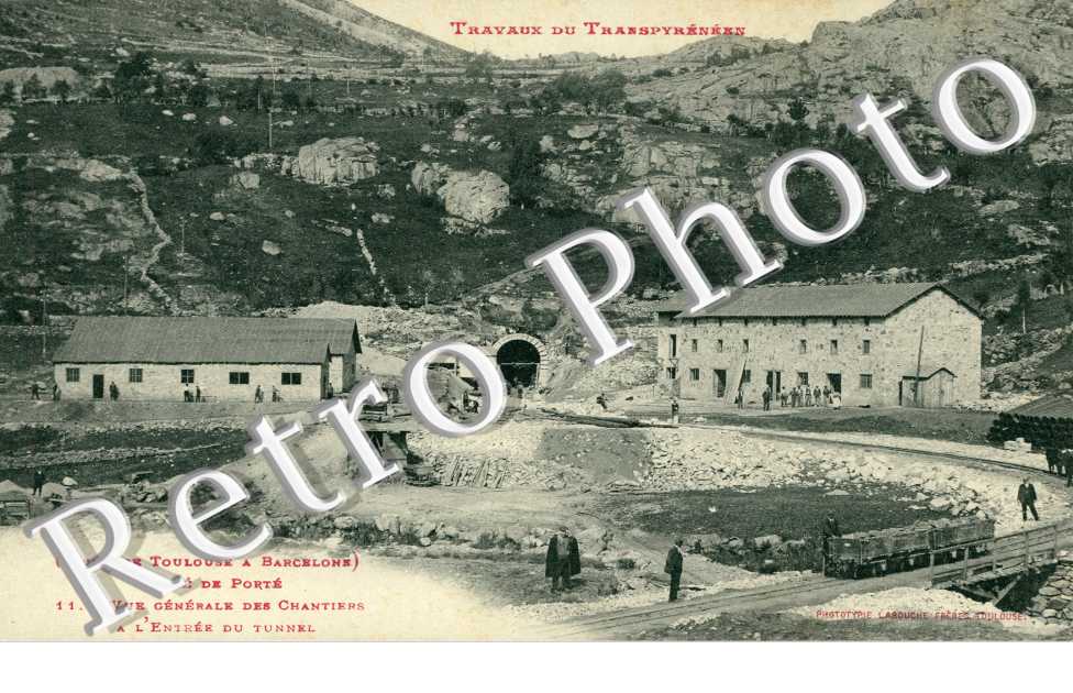 vue generale des chantiers a l'entree du tunnel