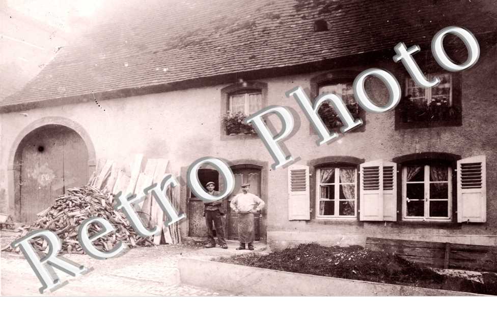 Deux hommes pris en photo devant une Ferme