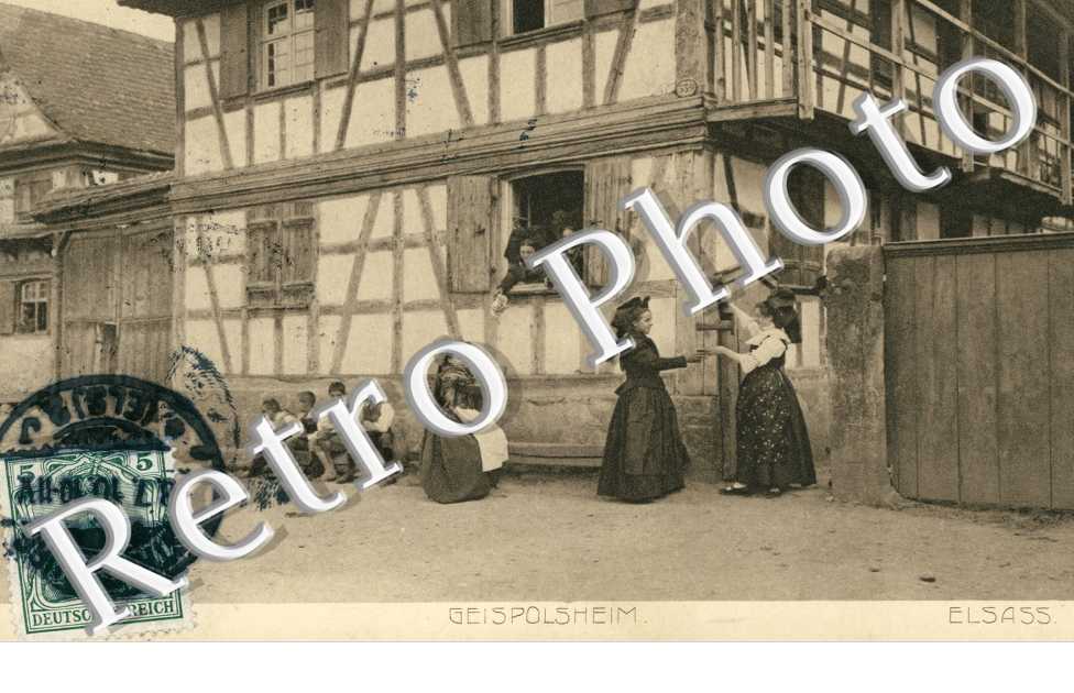 Des femmes en costumes traditionels, Vue Interieure