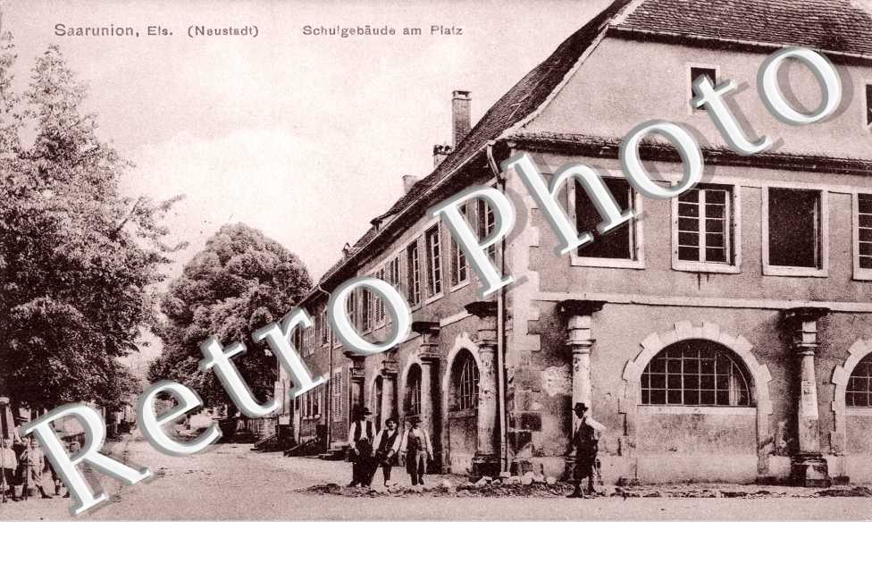 Schulgebaude am Platz