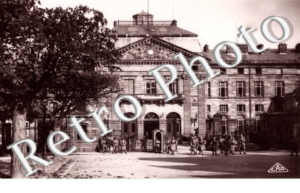 l'Entree du Chateau, Caserne Raoult