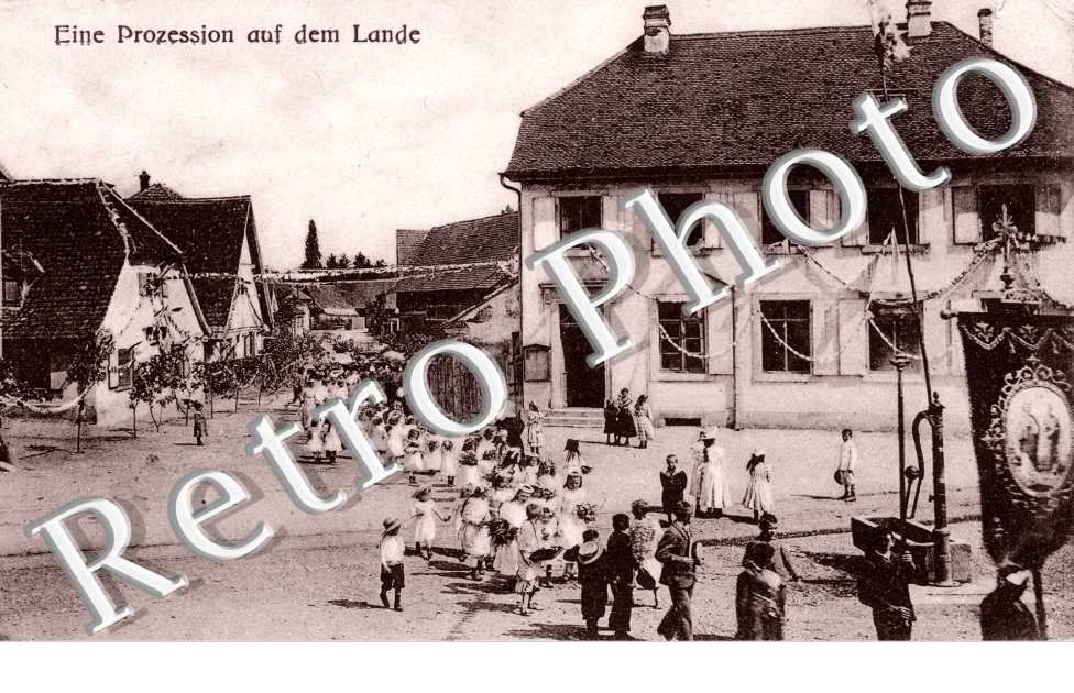 eine prozession auf dem lande