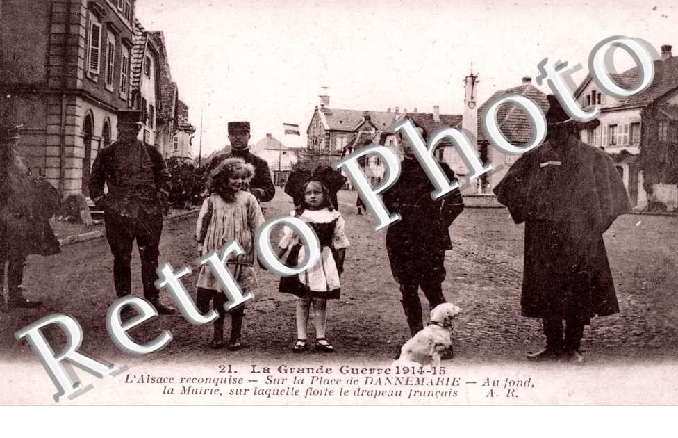 la grande guerre 1914-15 l'Alsace reconquise Sur la place de Dannemarie Au fond la mairie, sur laquelle...