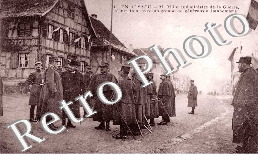 M.millerand ministre de la guerre, s'entretient avec un groupe de generaux a dannemarie
