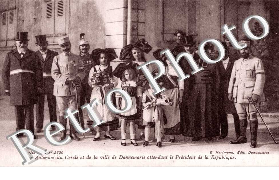 les Autorites du Cercle et de la Villle de Dannemarie attendant le President de la Republique