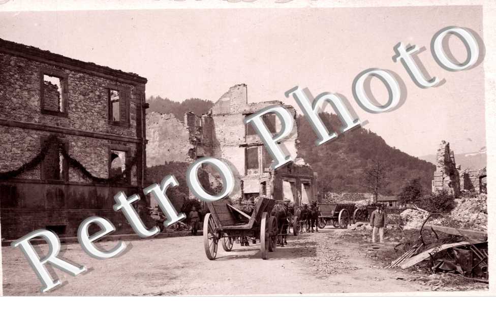 Un Attelage de chevaux et les Ruines d'un Batiment