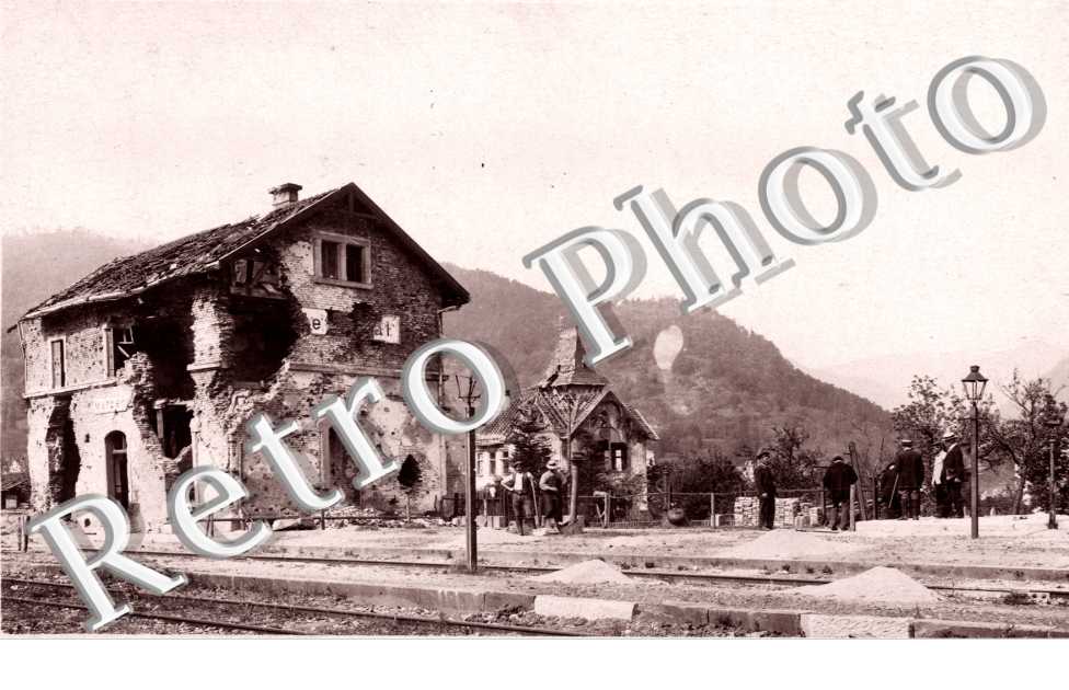 les Rails du chemin de fer et les Ruines d'un Batiment