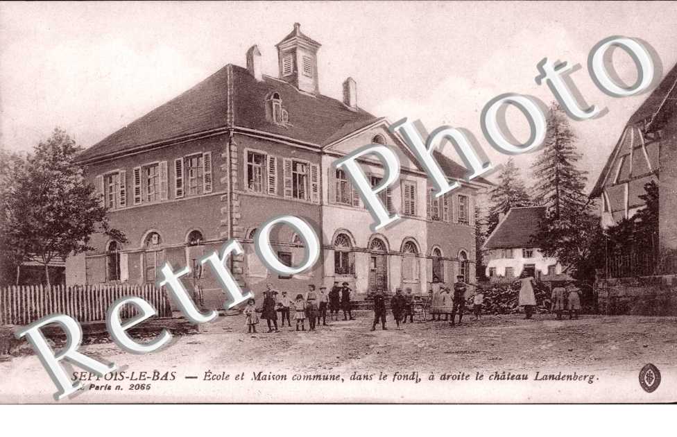 ecole et maison commune, dans le fond a droite, le chateau Landenberg