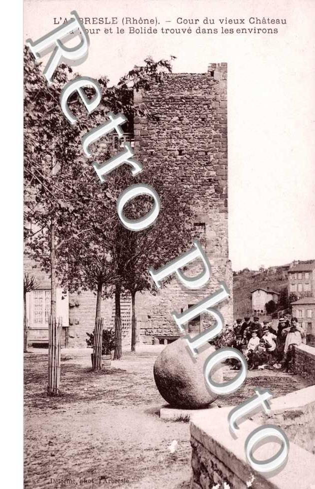 Cour du Chateau, la Tour et le Bolide