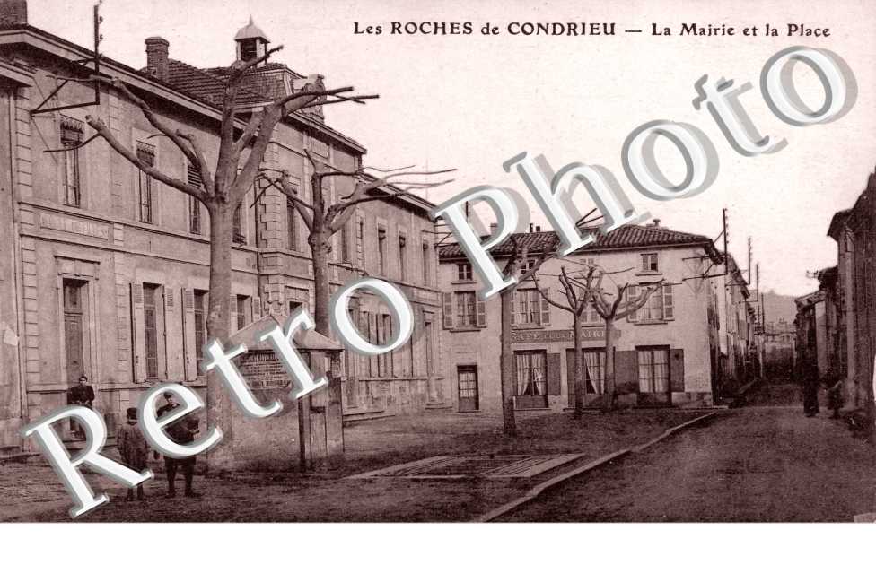 La mairie et la place